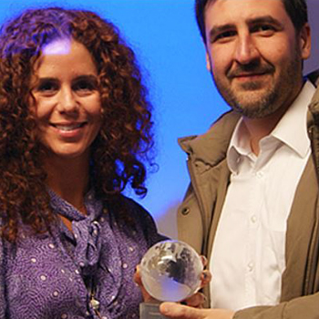 pró-reitor Eduardo Ramos recebendo prêmio pelo Instituto Infnet